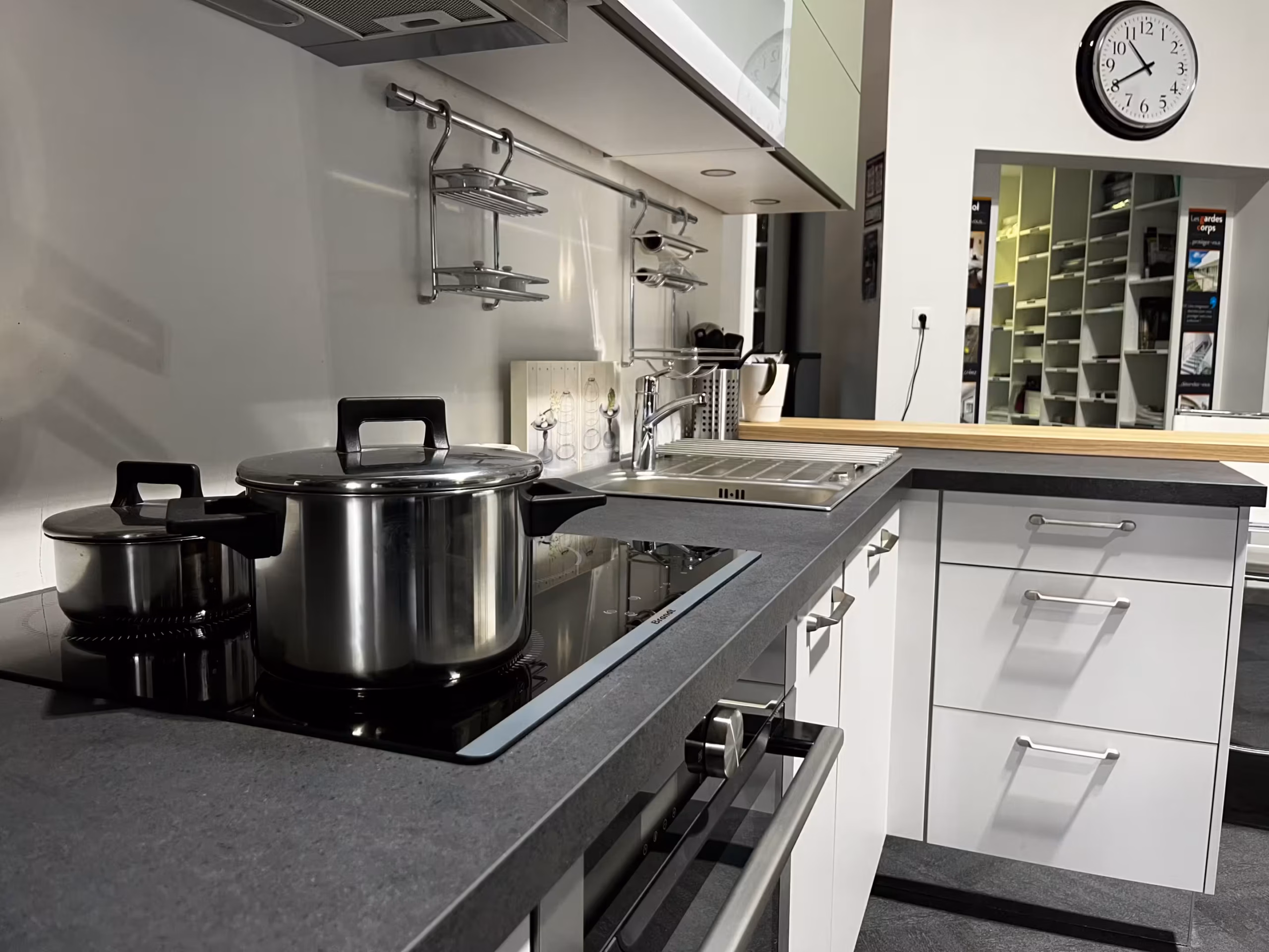 Cuisine exposée au showroom Montfort